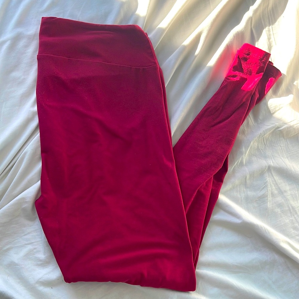 Tall and Curvy Red LulaRoe leggings.